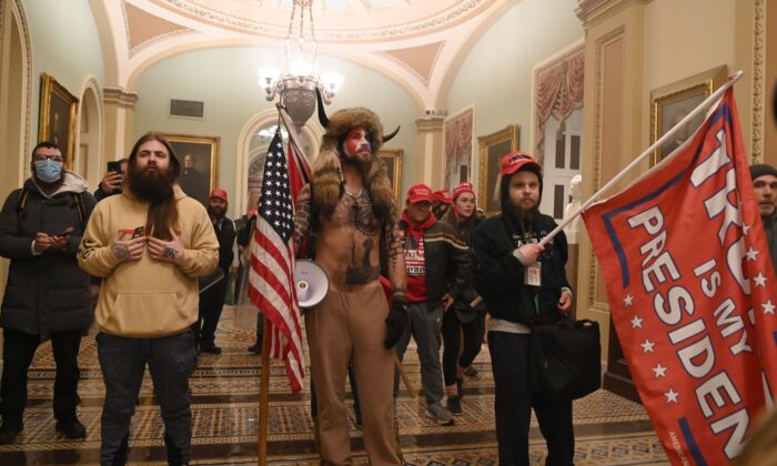 Un grupo de manifestantes entra en el Capitolio de EE.UU. en Washington el 6 de enero de 2021. (Saul Loeb/AFP vía Getty Images)