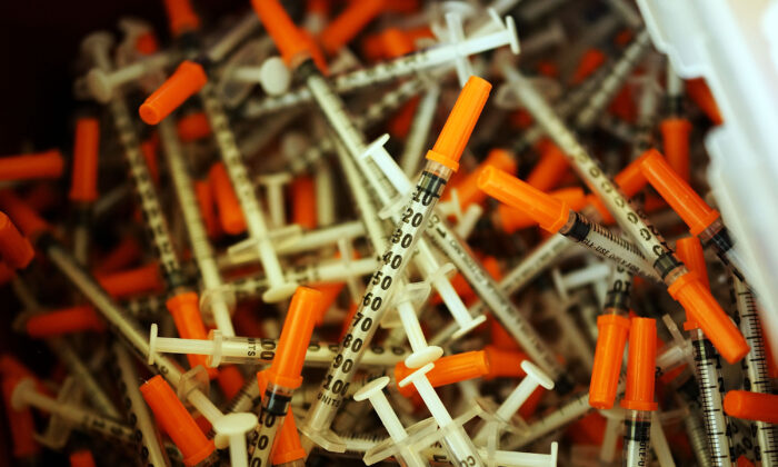 Las jeringas usadas se desechan en una clínica de intercambio de agujas donde los usuarios pueden recoger jeringas nuevas y otros artículos limpios para quienes dependen de la heroína en St. Johnsbury, Vermont, el 6 de febrero de 2014. (Spencer Platt/Getty Images)