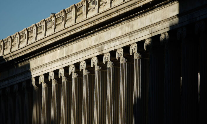 La luz del sol cubre el lado este del edificio del Departamento del Tesoro de Estados Unidos en Washington el 23 de marzo de 2009. (Chip Somodevilla/Getty Images)
