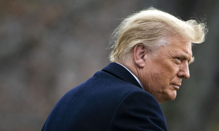 El presidente Donald Trump parte en el Jardín Sur de la Casa Blanca en Washington el 12 de diciembre de 2020. (Al Drago/Getty Images)
