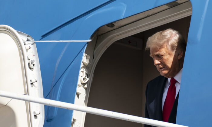 El presidente saliente de Estados Unidos, Donald Trump, baja del Air Force One a su llegada al aeropuerto internacional de Palm Beach, en West Palm Beach, Florida, el 20 de enero de 2021. (Alex Edelman/AFP vía Getty Images)