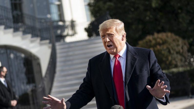 El presidente Donald Trump habla con los periodistas en el jardín sur de la Casa Blanca antes de abordar el Marine One, en Washington, el 12 de enero de 2021. (Drew Angerer/Getty Images)