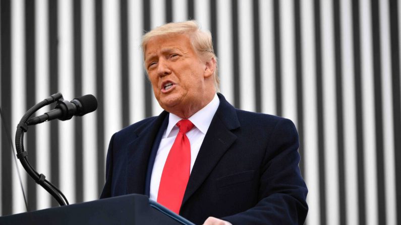 El presidente Donald Trump habla después de recorrer una sección del muro fronterizo en Álamo, Texas, el 12 de enero de 2021. (Mandel Ngan/AFP vía Getty Images)