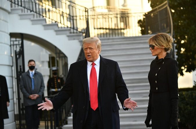 El presidente Donald Trump y la primera dama Melania Trump hablan con los medios antes de salir de Washington hacia Florida, en las afueras de la Casa Blanca el 20 de enero de 2021. (Mandel Ngan/AFP vía Getty Images)
