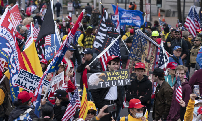 Partidarios del presidente Donald Trump se manifiestan para protestar por las elecciones de 2020 en la Plaza de la Libertad en Washington, el 12 de diciembre de 2020. (José Luis Magana/AFP vía Getty Images)