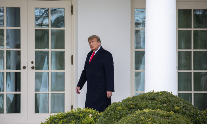 El presidente Donald Trump camina hacia el Despacho Oval al llegar a la Casa Blanca en Washington el 31 de diciembre de 2020. (Tasos Katopodis/Getty Images)