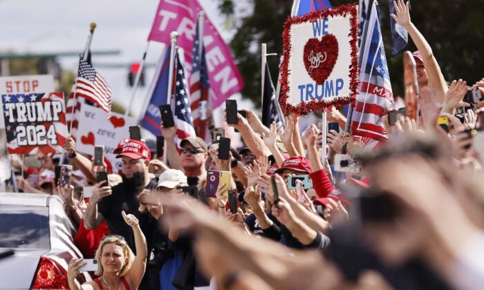 Decenas de partidarios saludan al presidente saliente Donald Trump a su regreso a Mar-a-Lago en West Palm Beach (Florida) el 20 de enero de 2021. (Michael Reaves/Getty Images)