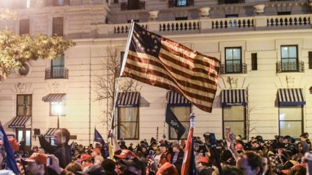 Habilitan a la Guardia Nacional para que ayude a la policía durante las protestas a favor de Trump