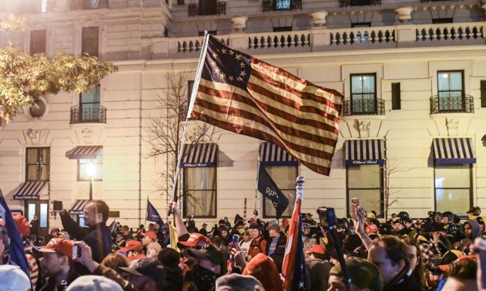 Los partidarios del presidente Donald Trump ondean una bandera de Betsy Ross durante una protesta en Washington, el 12 de diciembre de 2020. (Stephanie Keith/Getty Images)