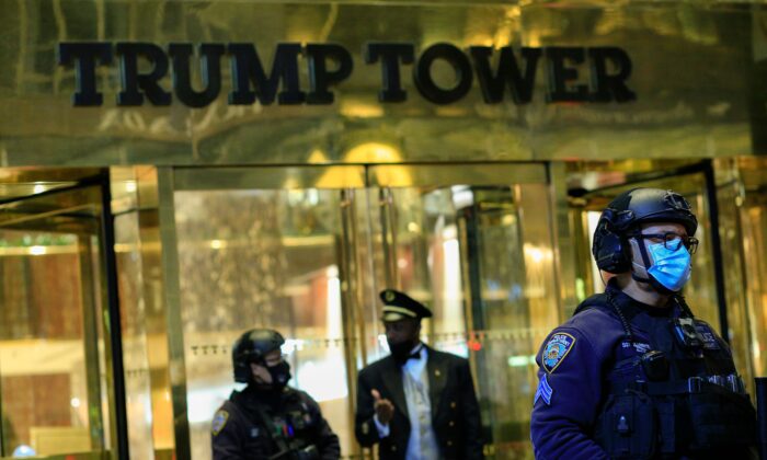Agentes de la policía de Nueva York montan guardia frente a la Torre Trump en la 5ª Avenida la noche antes de las elecciones presidenciales en Nueva York el 2 de noviembre de 2020. (Kena Betancur/AFP vía Getty Images)