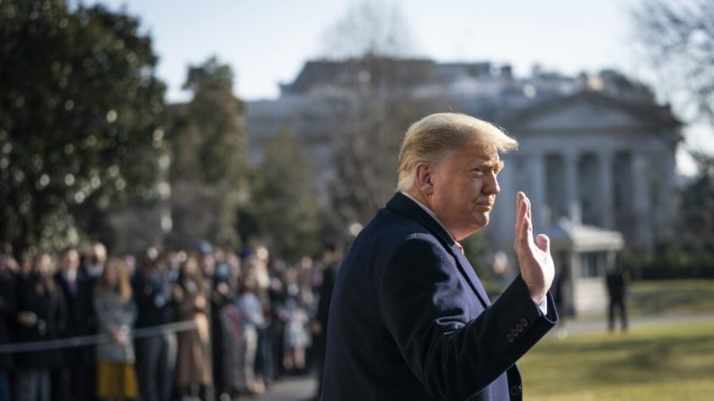 El presidente Donald Trump saluda mientras camina hacia el Marine One en el Jardín Sur de la Casa Blanca el 12 de enero de 2021. (Drew Angerer/Getty Images)