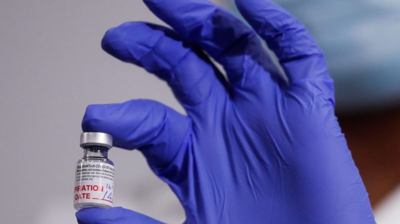 Se ve un frasco de vacuna contra el COVID-19 en la ciudad de Nueva York el 4 de enero de 2021. (Shannon Stapleton/Pool/AFP a través de Getty Images)