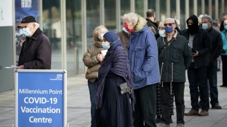 Correos: Regulador británico detectó señal de seguridad en 2021 para la miocarditis posvacunación