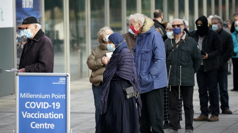 La gente hace cola fuera del centro masivo de vacunas del NHS que se instaló en el centro Millennium Point en Birmingham, Reino Unido, el 11 de enero de 2021. (Christopher Furlong/Getty Images)
