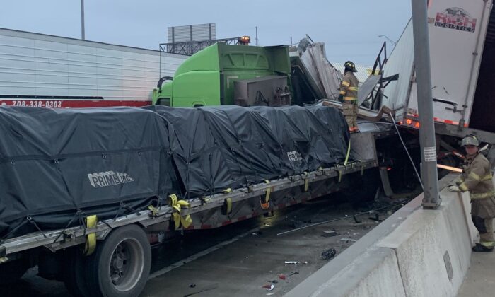 Al menos cinco personas murieron y decenas resultaron heridas luego de un choque de 100 autos cerca de Fort Worth, Texas, dijeron las autoridades, el jueves 11 de febrero de 2021. (Departamento de Bomberos de Fort Worth)