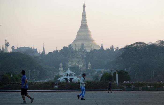 Vista de la pagoda sagrada de Shwedagon en Yangon (Myanmar), desde un parque de la ciudad. EFE/EPA/LYNN BO BO
