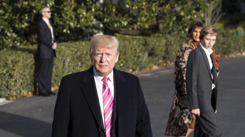 El presidente Donald Trump habla con los periodistas antes de salir con su familia de la Casa Blanca a su complejo Mar-a-Lago en Florida para la celebración de Acción de Gracias, en Washington el 21 de noviembre de 2017. (Samira Bouaou/The Epoch Times)
