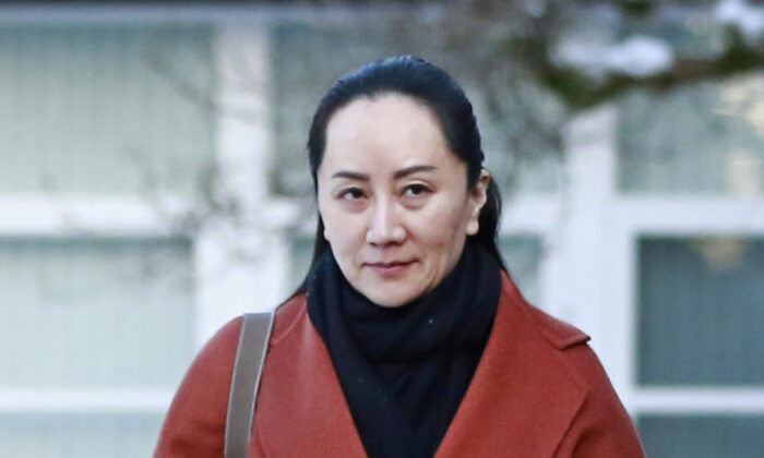 La ejecutiva de Huawei, Meng Wanzhou, de camino a su comparecencia ante el tribunal en Vancouver el 17 de enero de 2020. (Jeff Vinnick/Getty Images)
