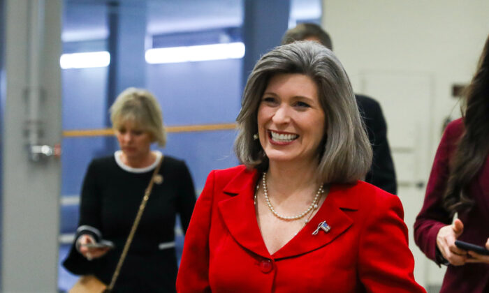 La senadora Joni Ernst (R-Iowa) en la zona del metro del Senado en el Capitolio antes del discurso del Estado de la Unión del presidente Donald Trump en Washington el 4 de febrero de 2020. (Charlotte Cuthbertson/The Epoch Times)