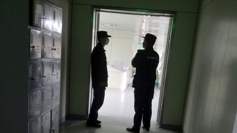 La policía vigilando la unidad de cuidados intensivos donde el practicante de Falun Gong Yao Xinren estaba siendo tratado, en la ciudad de Longkou, provincia de Shandong, China. (Cortesía de Minghui.org)
