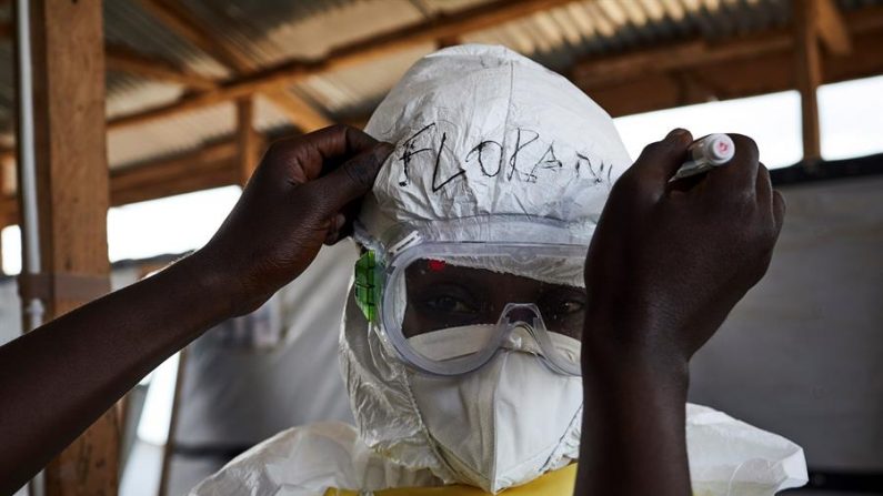 La Organización Mundial de la Salud (OMS) declaró este jueves 18 de febrero que el riesgo de una epidemia de ébola en países de África Occidental como Guinea, Sierra Leona y Liberia es "alto", debido a que no se sabe el tamaño, la duración y los orígenes del actual brote, y a la limitada capacidad de respuesta en el terreno. EFE/EPA/HUGH KINSELLA CUNNINGHAM/Archivo