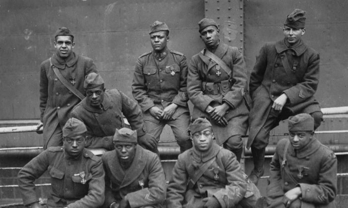 Algunos de los soldados del 369º Regimiento de Infantería (conocido como el 15º Regimiento de la Guardia Nacional de Nueva York) que recibieron la Croix de Guerre francesa por su valentía en acción, 1919. (De izquierda a derecha) Primera fila: Pvt. Ed Williams, Herbert Taylor, Pvt. Leon Fraitor, Pvt. Ralph Hawkins. Fila posterior: Sgto. H. D. Prinas, Sgto. Dan Storms, Pvt. Joe Williams, Pvt. Alfred Hanley, Cpl. T. W. Taylor. (Dominio público)