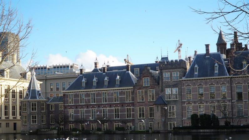 Vista del edificio del Parlamento y sede del Gobierno holandés, en La Haya. EFE/Imane Rachidi/Archivo