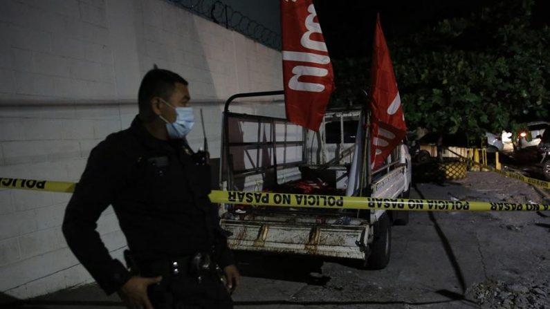 Un policía fue registrado este domingo 31 de enero de 2021 al custodiar el vehículo donde fueron tiroteados simpatizantes del partido de Frente Farabundo Martí para la Liberación Nacional, en San Salvador (El Salvador). EFE/Rodrigo Sura