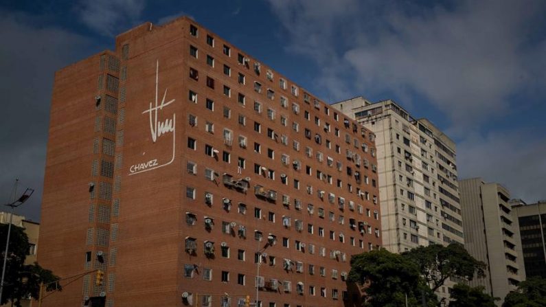 Fotografía que muestra un edificio de viviendas populares el 15 de febrero de 2021, en Caracas (Venezuela). EFE/ Miguel Gutiérrez