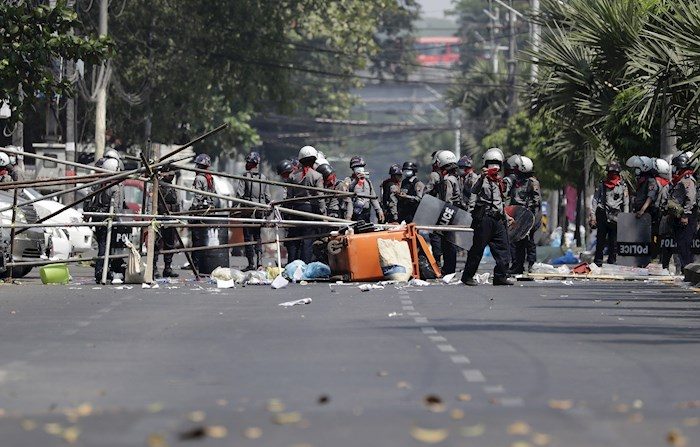 Agentes de la policía durante las protestas en Rangún. EFE/EPA/LYNN BO BO