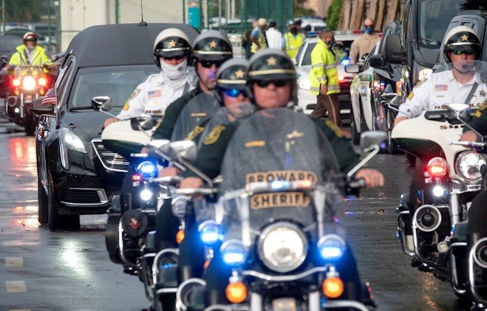 Vista de la procesión fúnebre del agente del FBI Laura Schwartzenberger mientras sale del Hard Rock Stadium en Miami, Florida, Estados Unidos, 06 de febrero de 2021. EFE/EPA/CRISTOBAL HERRERA-ULASHKEVICH