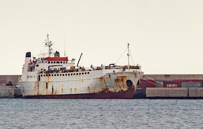 El barco 'Karim Allah', este sábado atracado en el Puerto de Escombreras en Cartagena, con 900 terneros que tendrán que ser sacrificados tras navegar dos meses por el Mediterráneo sin que ningún país permitiera el atraque al descubrir que estaban afectados de la enfermedad de "lengua azul". EFE/Marcial Guillén