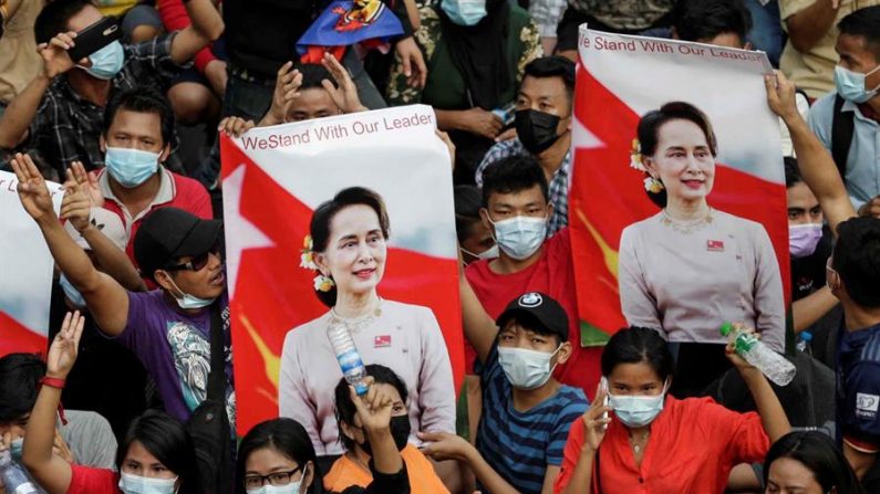 La junta militar de Birmania ordenó este sábado 6 de febrero de 2021 el apagón a escala nacional de internet mientras miles de personas se manifestaban en Rangún, Birmania, contra el golpe de Estado perpetrado el lunes por el Ejército. EFE/EPA/LYNN BO BO