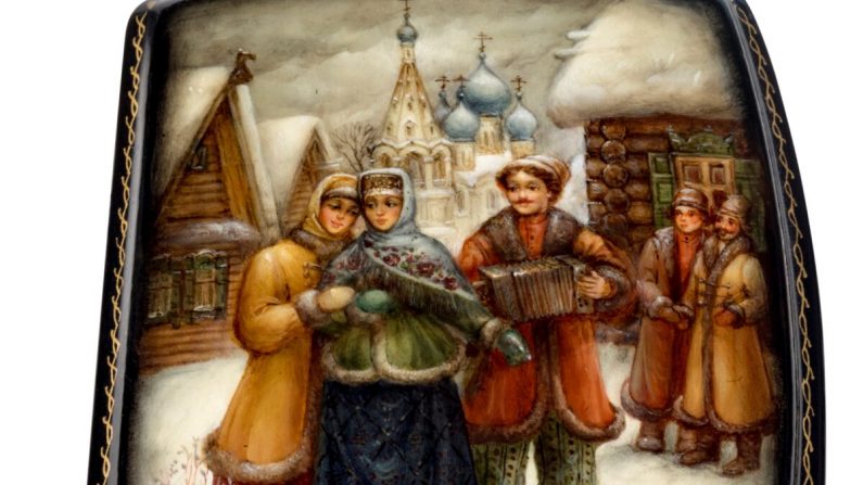 Una vista de cerca de "Hats", 1995, de Fedoskino, Rusia. Pintar sobre papel maché, laca. Un regalo de la colección privada de Dennis H. y Marian S. Pruslin. (Museo de Iconos Rusos)
