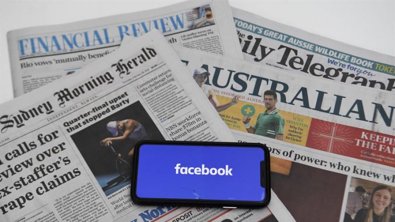 Ilustración muestra una pantalla de teléfono con el logotipo de Facebook y los periódicos australianos en la Casa del Parlamento en Canberra, Australia, 18 de febrero de 2021. EFE/EPA/LUKAS COCH