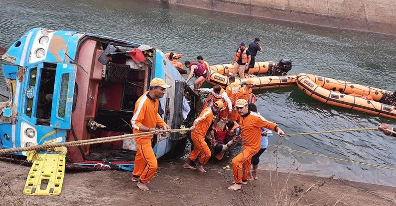 Al menos 45 personas murieron, seis resultaron heridas y un número indeterminado se encuentran desaparecidas tras caer este martes 16 de febrero un autobús a un canal de agua en el estado de Madhya Pradesh, en el centro de la India. EFE/EPA/STR