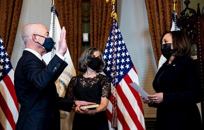 La vicepresidenta de EE. UU., Kamala Harris, toma juramento a Alejandro Mayorkas, secretario del Departamento de Seguridad Nacional (DHS) de EE. UU., mientras su esposa Tanya sostiene un libro de oraciones durante una ceremonia en Washington, DC, el 2 de febrero de 2021. EFE/EPA/Al Drago / POOL