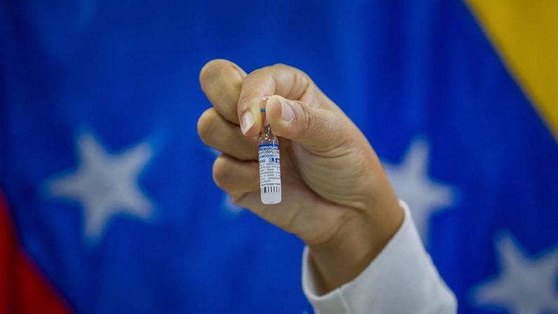 Una enfermera muestra una dosis de la vacuna Sputnik V contra la covid-19 durante una jornada de vacunación al personal médico del Hospital Domingo Luciani el 22 de febrero de 2021, en Caracas (Venezuela). EFE/ Miguel Gutiérrez