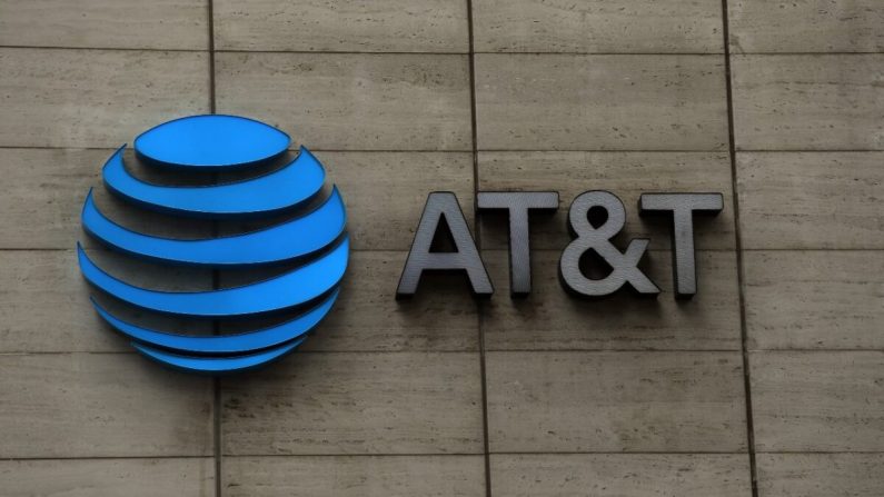 El logo de AT&T fuera de la sede corporativa de AT&T en Dallas, Texas, el 13 de marzo de 2020. (Ronald Martinez/Getty Images)
