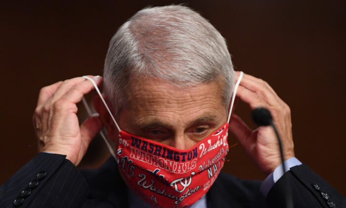 Anthony Fauci, director del Instituto Nacional de Alergias y Enfermedades Infecciosas, se baja la mascarilla antes de testificar en un comité del Senado, en Washington, el 30 de junio de 2020. (Kevin Dietsch-Pool/Getty Images)