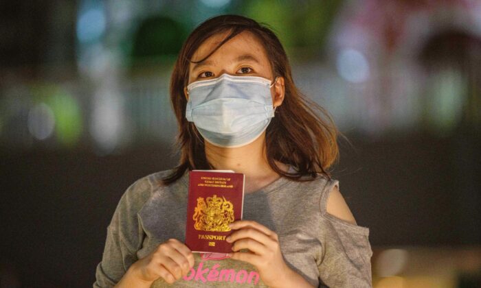 La recién graduada Asuka Law, de 23 años, posa con su Pasaporte Nacional Británico (de Ultramar) o BN(O), cerca de un centro comercial, en Kwai Chung, Hong Kong, el 3 de junio de 2020. (Anthony Wallace/AFP vía Getty Images)