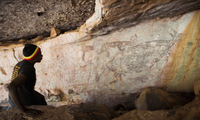 Los investigadores utilizaron la datación por radiocarbono para determinar que esta pintura tiene 17,000 años de antigüedad. (Imagen suministrada por la Universidad de Australia Occidental)