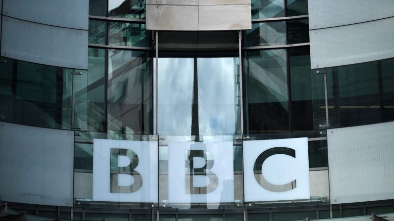 Un letrero de la BBC se muestra fuera de la sede de la BBC en Portland Place, Londres, el 2 de julio de 2020. (Ben Stansall/AFP vía Getty Images)
