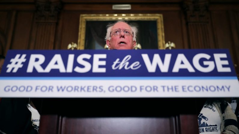 El senador Bernie Sanders (I-Vt.) habla durante un evento para presentar la Ley de Aumento del Salario en la Sala Rayburn del Capitolio de Estados Unidos en Washington el 16 de enero de 2019. (Chip Somodevilla/Getty Images)
