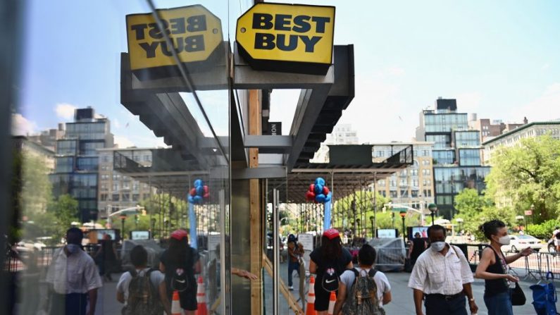 Personas con mascarillas pasan por delante de una tienda de Best Buy cerca de Union Square en Nueva York, el 25 de junio de 2020. (Angela Weiss/AFP vía Getty Images)
