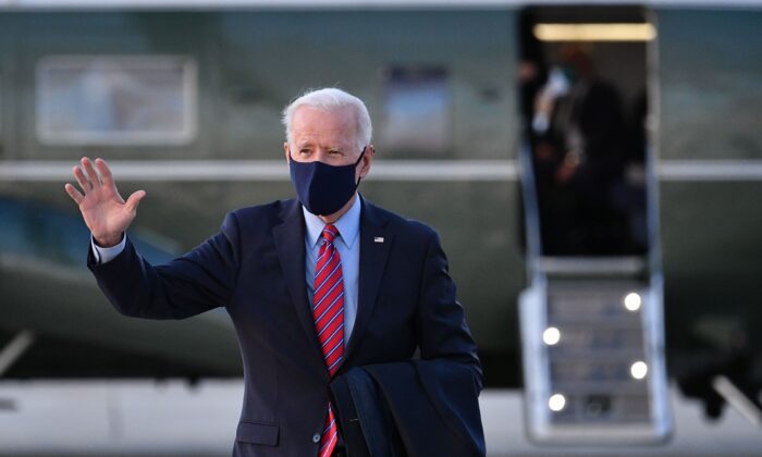 El presidente Joe Biden saluda mientras se dirige al Marine One, antes de partir de la Base de la Fuerza Aérea Andrews, en Maryland, el 5 de febrero de 2021. (Mandel Ngan/AFP a través de Getty Images)