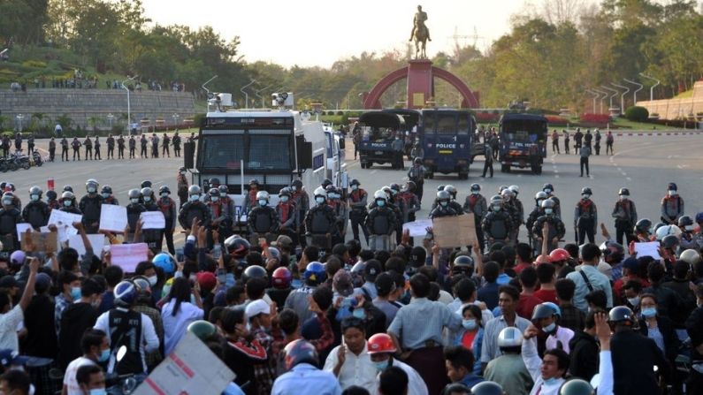 Los manifestantes se enfrentan con la policía de guardia en una carretera durante una manifestación contra el golpe militar en Naypyidaw, Birmania, el 8 de febrero de 2021. (STR / AFP a través de Getty Images)