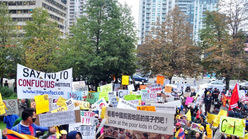 Decenas de personas se manifiestan contra los Institutos Confucio frente a la Junta Escolar del Distrito de Toronto el 1 de octubre de 2014. (Zhou Xing/Epoch Times)