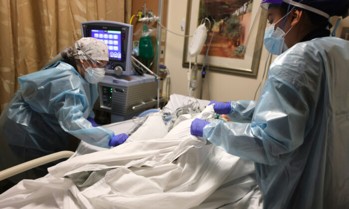 Los médicos atienden a un paciente con COVID-19 en el Providence St. Mary Medical Center el 27 de enero de 2021 en Apple Valley, California. (Mario Tama/Getty Images)