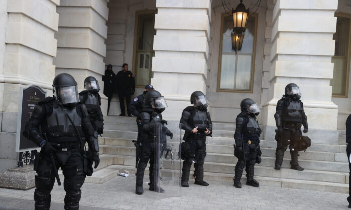 Los oficiales de policía del Capitolio montan guardia mientras los manifestantes se reúnen en el edificio del Capitolio de Estados Unidos, en Washington, el 6 de enero de 2021. (Tasos Katopodis/Getty Images)